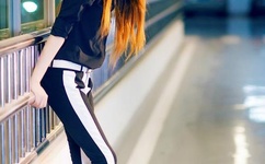 女孩迈开腿让男孩给她打扑克